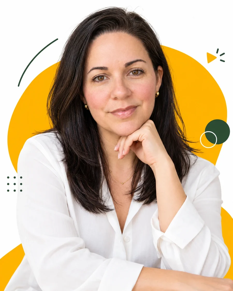 Angela Navarro sonriendo, con la mano apoyada en el mentón